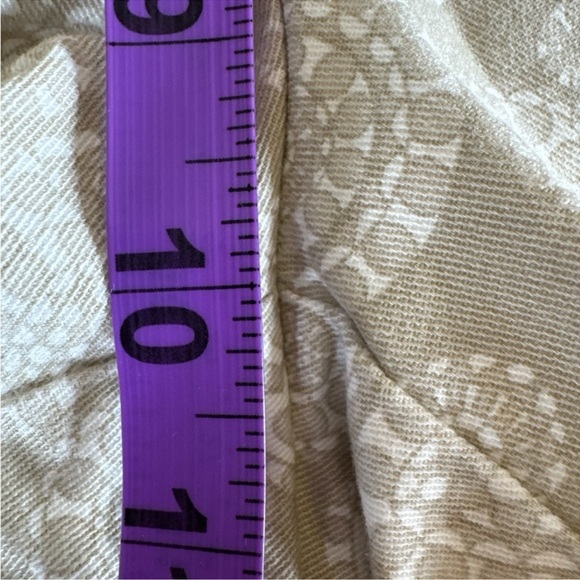 GAP Light Tan & White Paisley Print Shorts, Size 14. - Picture 9 of 10